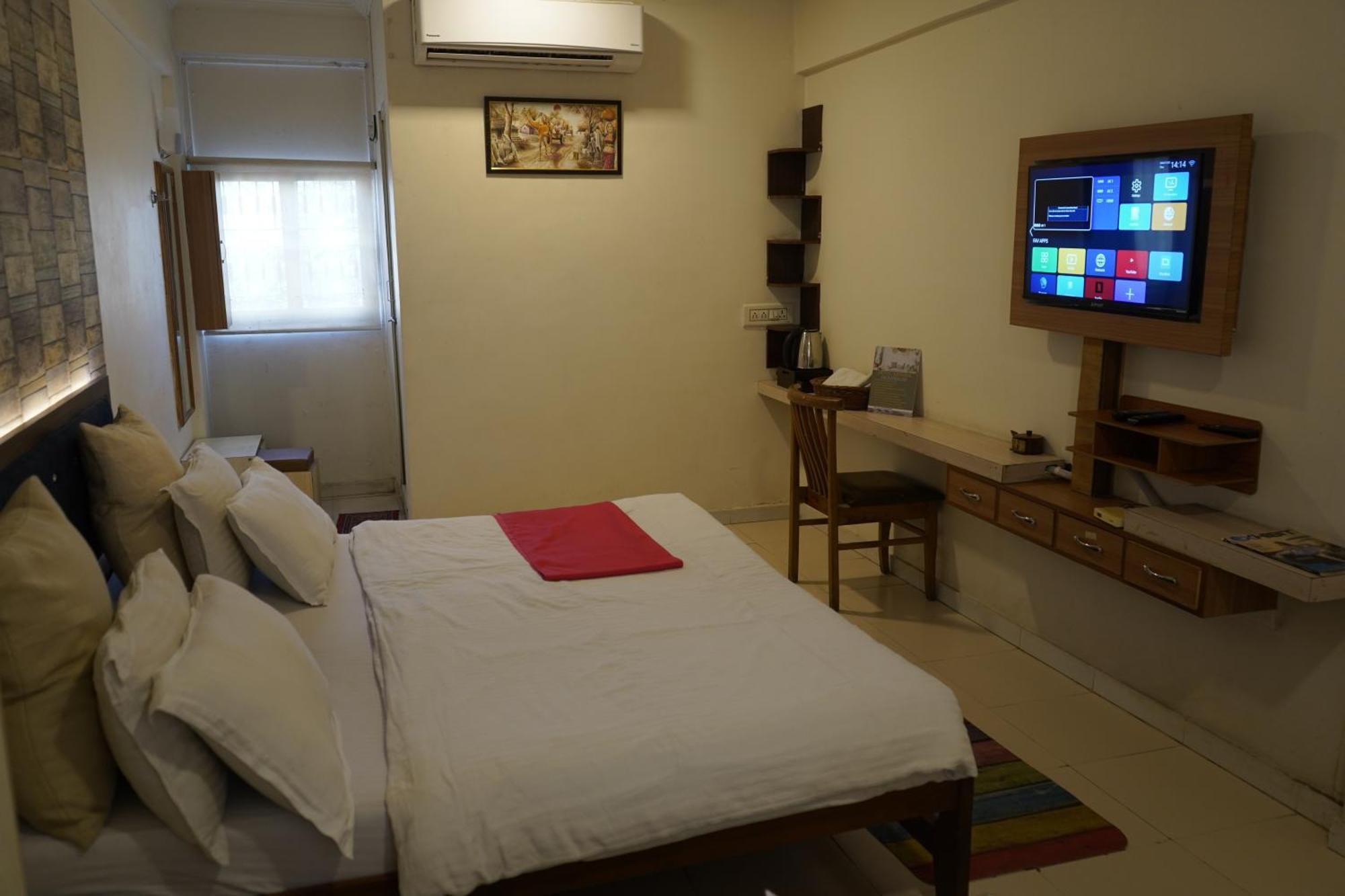 Hotel Krishna Ахмедабад Экстерьер фото