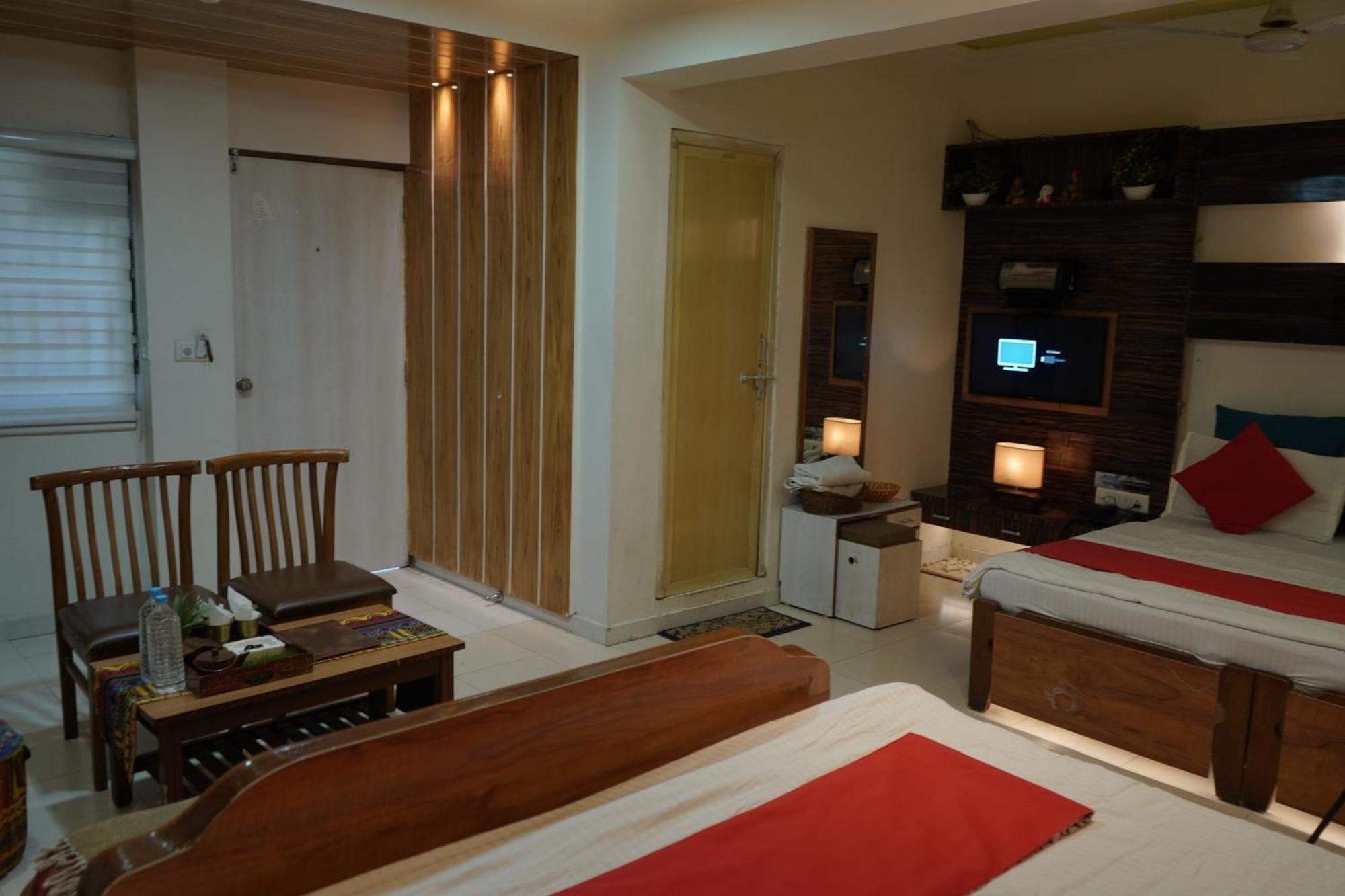 Hotel Krishna Ахмедабад Экстерьер фото