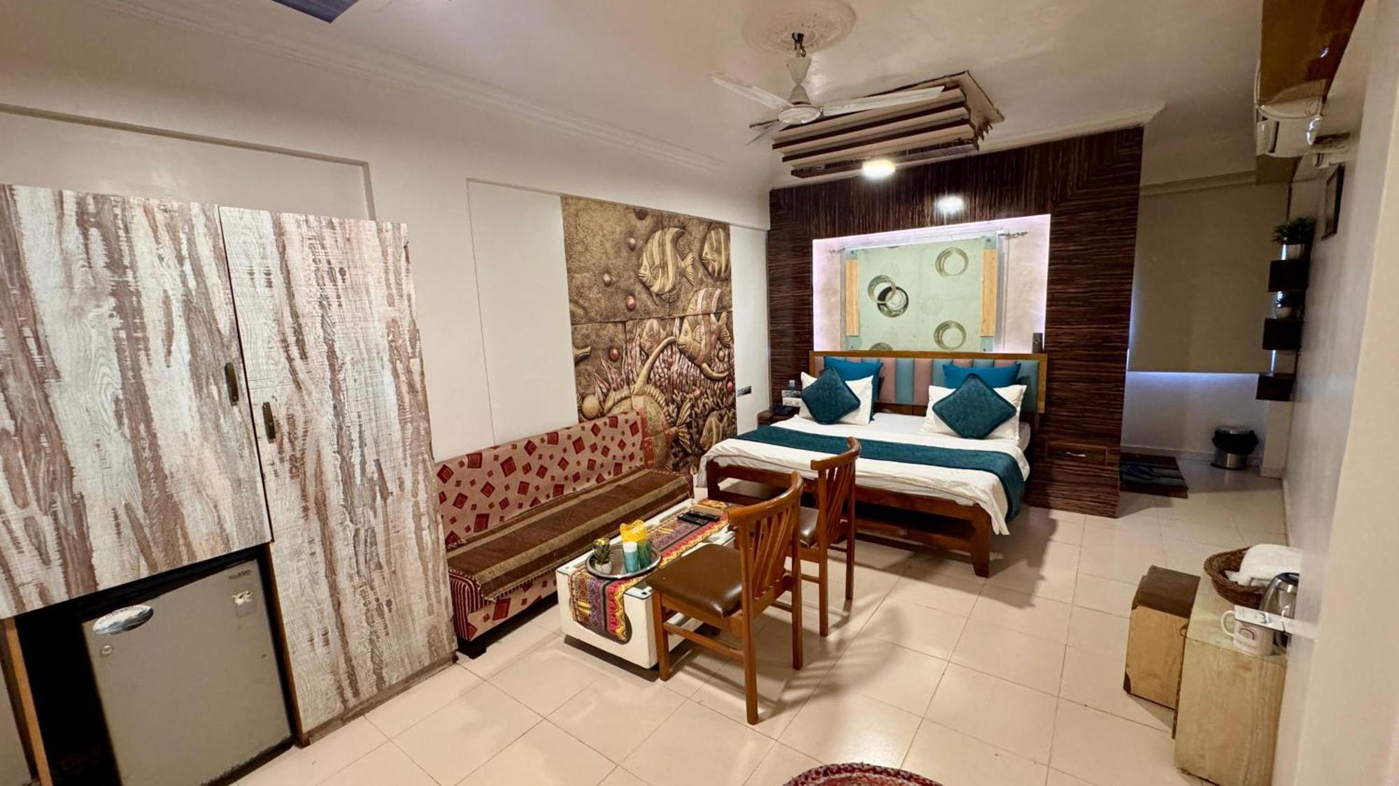 Hotel Krishna Ахмедабад Экстерьер фото